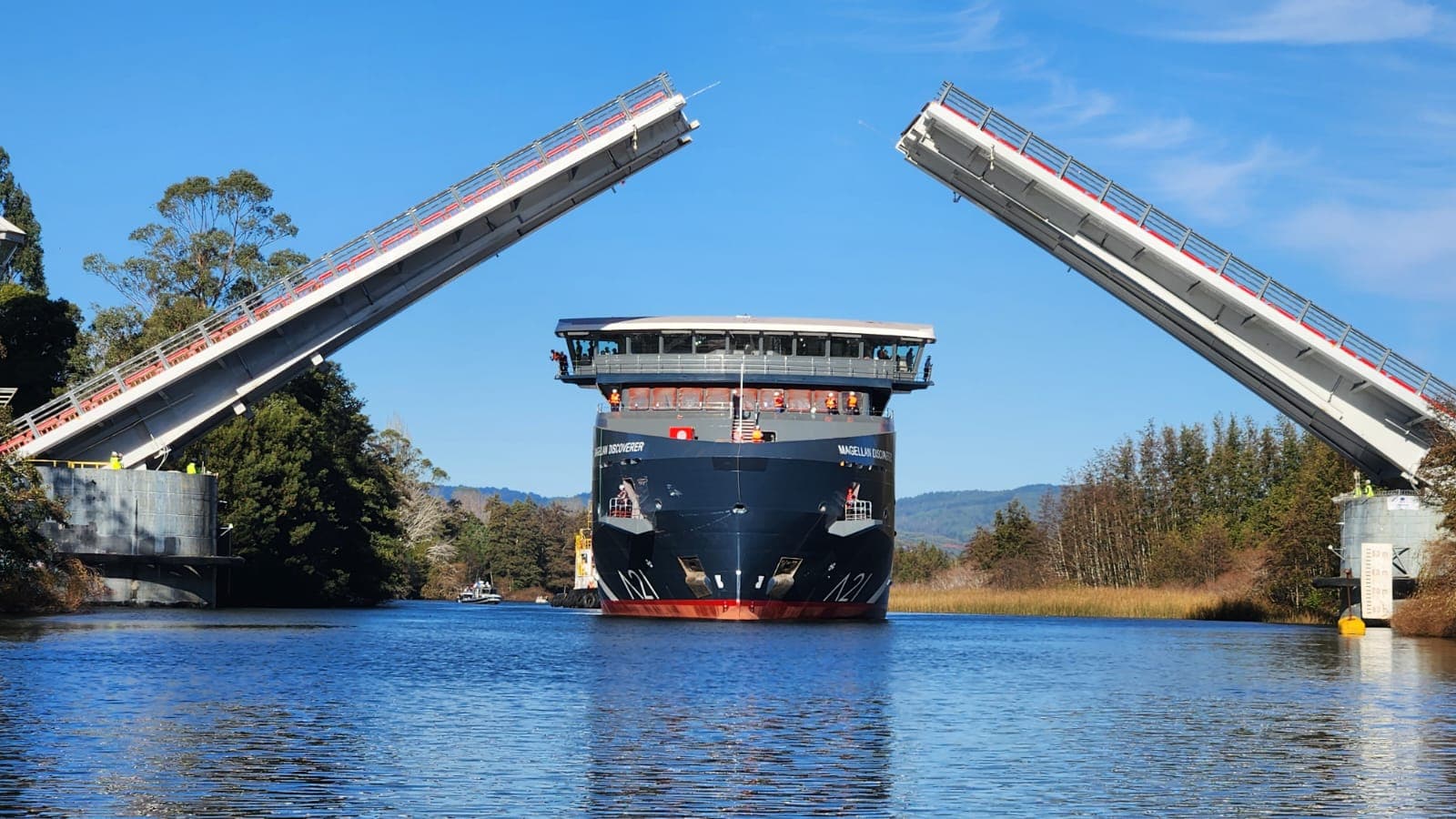 Primer crucero híbrido-eléctrico de América navega en Chile