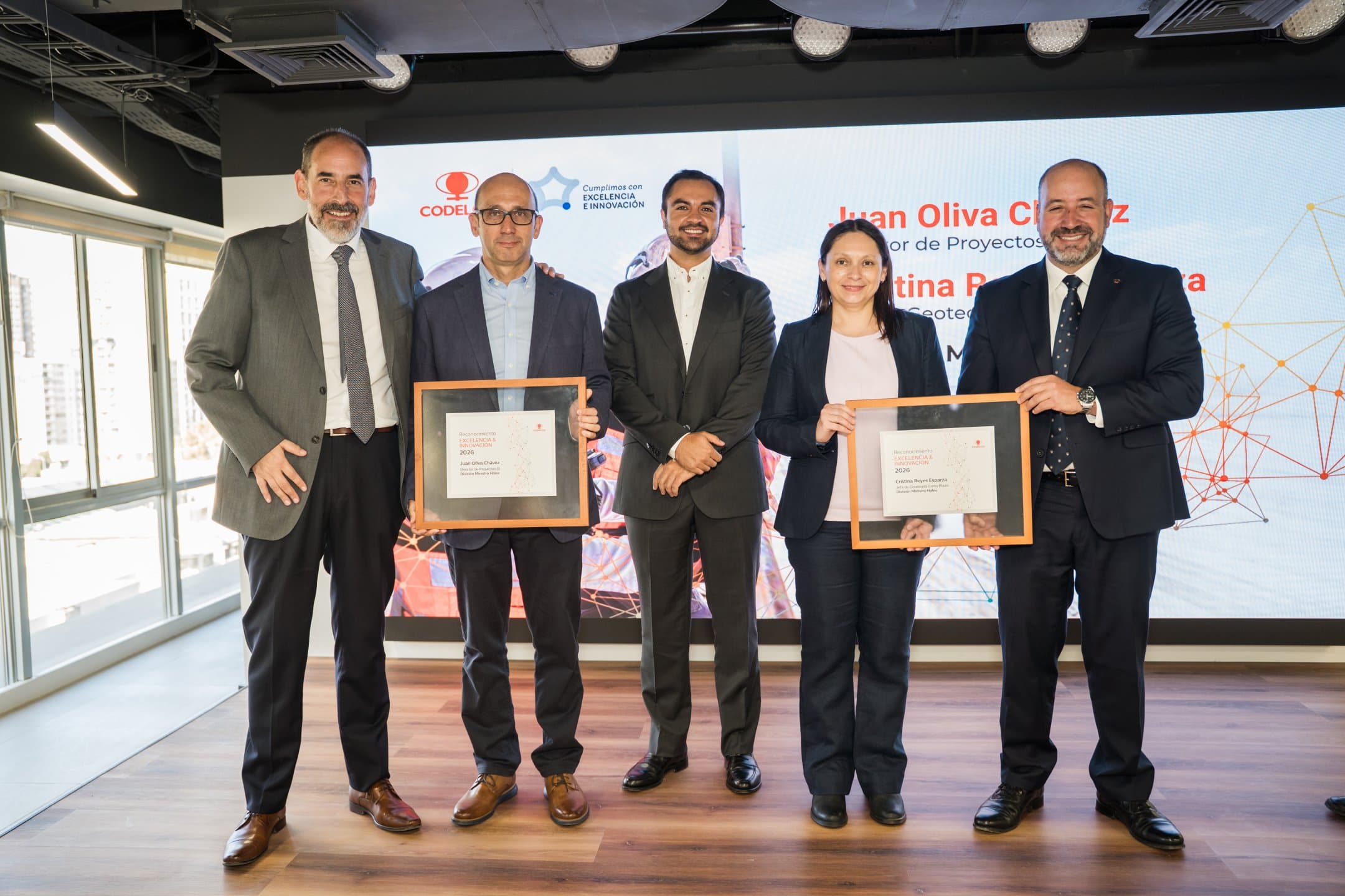 Ministro Hales es reconocida por innovadora gestión de taludes